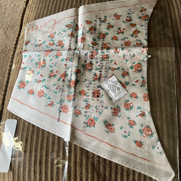 Coach Tea Rose Print Silk Diamond Scarf nwt in packaging - Picture 4 of 5